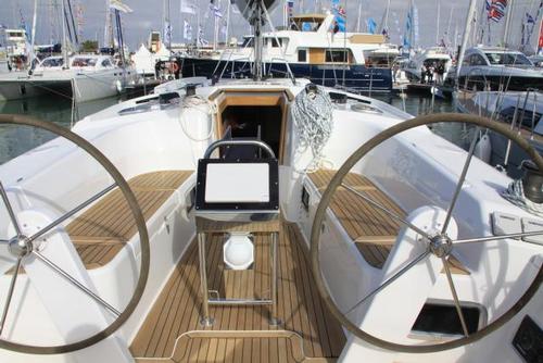 Hanse 415 cockpit ©  SW